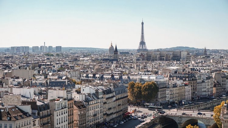 Küçük uçak Paris banliyösüne acil iniş yaptı