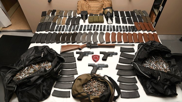 Floridalı sürücü, Rhode Island'daki silahlı saldırı ve polis kovalamacasının ardından 100'den fazla suçlamayla karşı karşıya kaldı