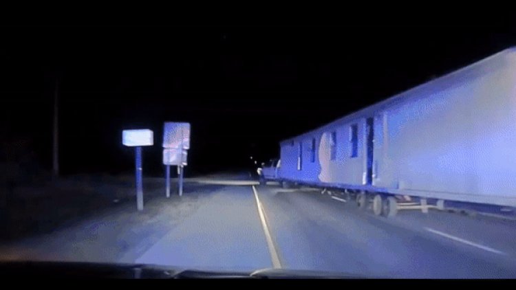 Missouri polisi düzensiz mobil evi takip ederken vahşi bir araç kamerası videosuna yakalandı