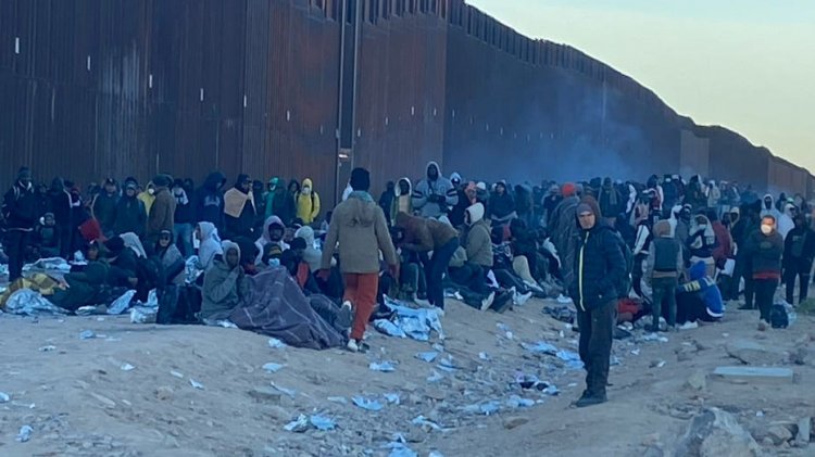 Çarpıcı görüntüler Arizona sınır kapısının dünyanın dört bir yanından gelen büyük yetişkin erkek göçmen akını tarafından istila edildiğini gösteriyor