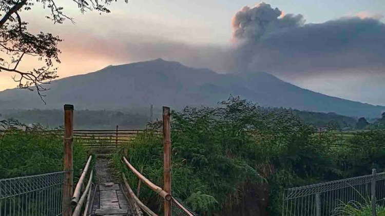 Endonezya'nın Marapi Dağı yanardağı patladı, en az 22 dağcı öldü