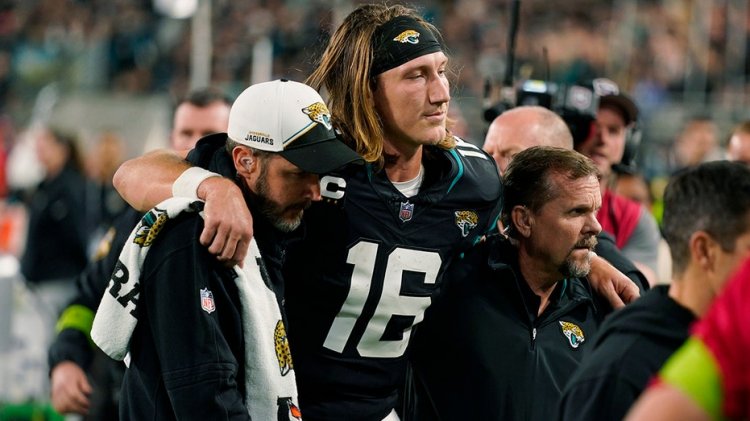 NFL taraftarları, tıbbi yardım olmadan saha dışında topallayan Trevor Lawrence'a acı çekti