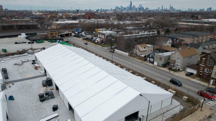 Pritzker yöneticisi, toprak kirliliği endişeleri nedeniyle Chicago göçmen kampı planını iptal etti