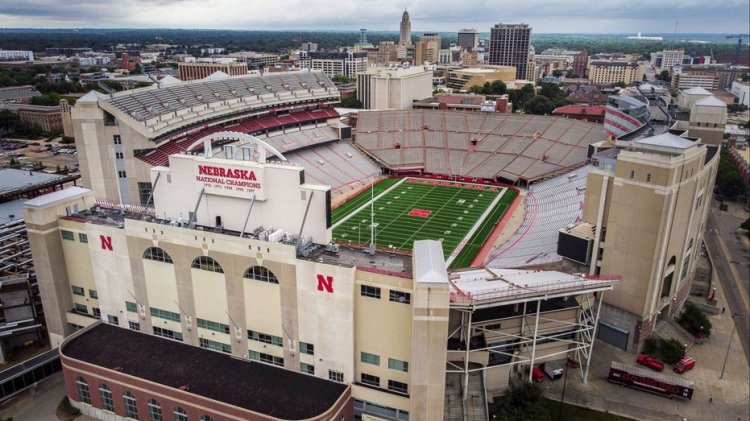 Nebraska Üniversitesi 450 milyon dolarlık stadyum revizyonu ve multimilyon dolarlık akademik kesinti teklif ediyor