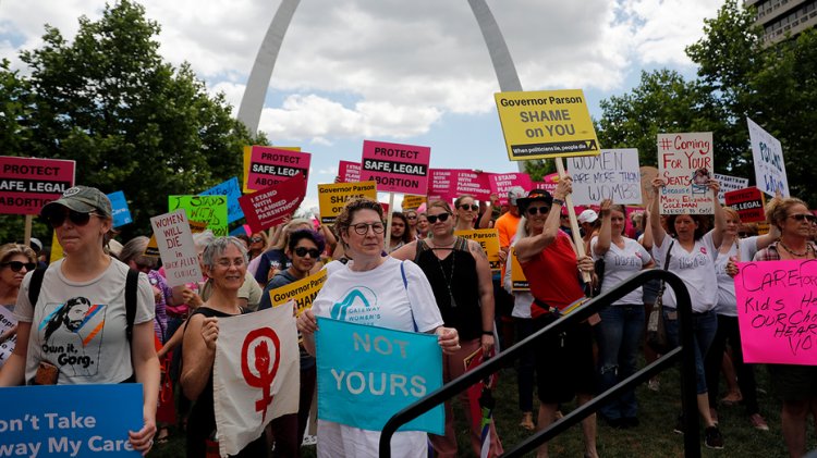 Missouri Cumhuriyetçileri kürtaj yaptıran kadınların cinayetle suçlanmasına izin veren yasa teklifinde bulundu
