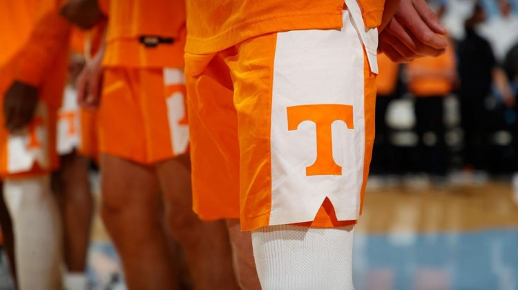 Donanma babası, Tennessee basketbol maçında eve erken dönüşle aileyi şaşırtıyor