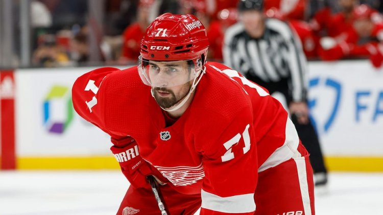 Red Wings'den Dylan Larkin, kafasına darbe aldıktan sonra hareketsiz kaldı ve korkunç sahnenin ardından buzun düşmesine yardım etti