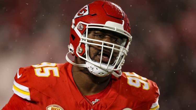 Chiefs'ten Chris Jones koçla hararetli bir sohbete giriyor; asistan tablete çarpıyor