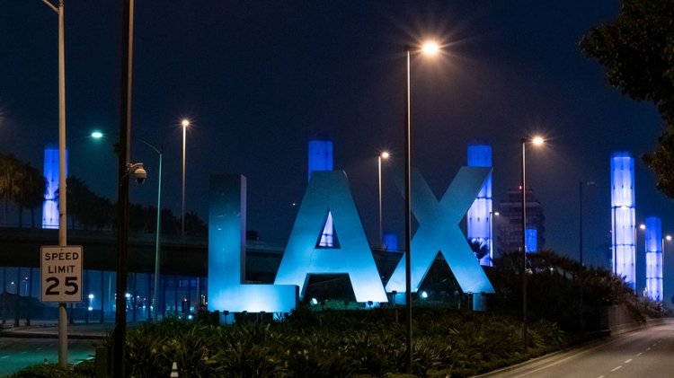 Rus adam pasaport, vize ve bilet olmadan Avrupa'dan LAX'e uçuyor: raporlar