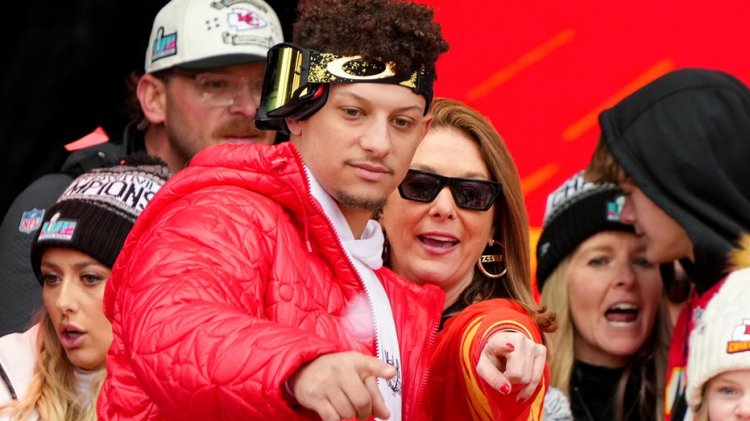 Patrick Mahomes'in annesi, Chiefs mağlubiyetini yönetmeye ilişkin kendi eleştirisini dile getiriyor