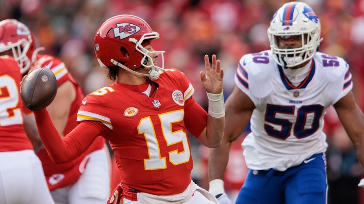 Chiefs'ten Patrick Mahomes, Bills'den Josh Allen'a mağlubiyetten sonra küfür ettiği için pişman oldu