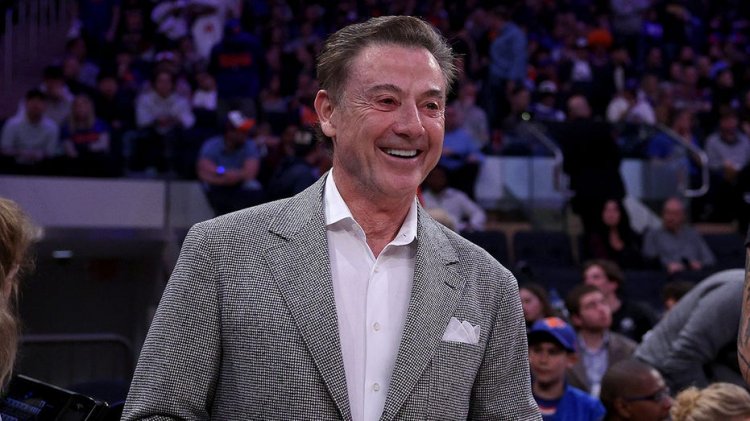 Giants'tan Tommy DeVito, teknik direktör Rick Pitino tarafından Madison Square Garden'da St John'a saha kenarındaki koltukları teklif etti