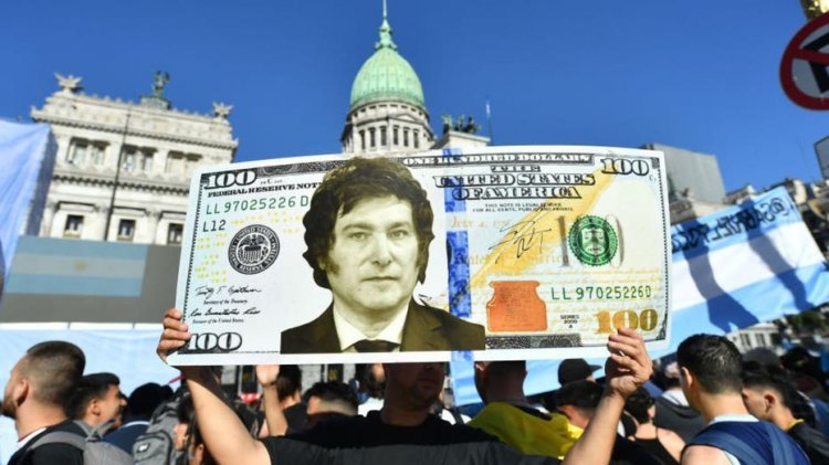 Arjantin'in yeni cumhurbaşkanı seçilen Javier Milei, peso'yu dolar karşısında devalüe ederek 'şok terapisine' başlıyor