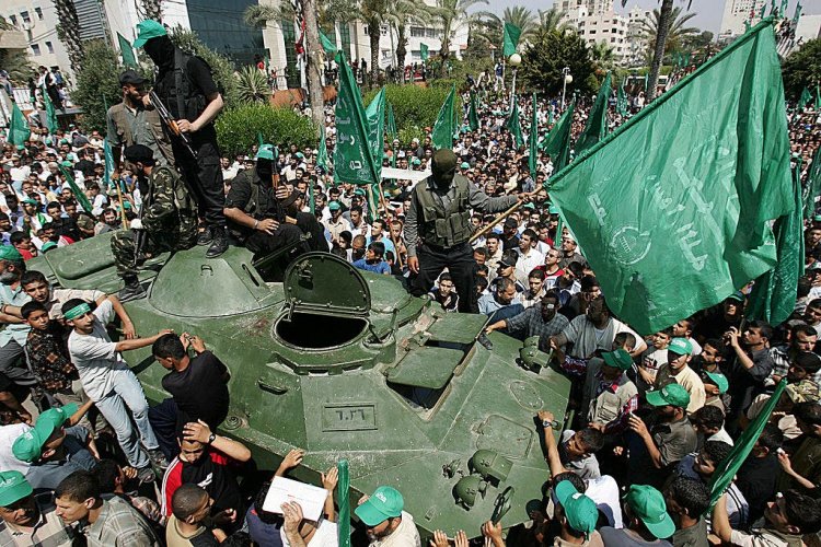 Hamas'tan sağ kurtulan, teröristlerin cinsel şiddetini küçümseyen ilericileri yalanlıyor