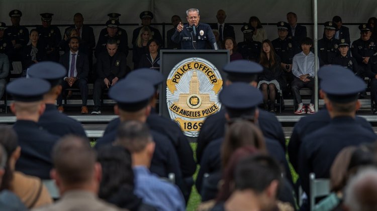 LAPD şefi, departmanın DACA polis memurlarını silahlandırmaya yönelik ülke çapındaki harekete öncülük ettiğini söyledi