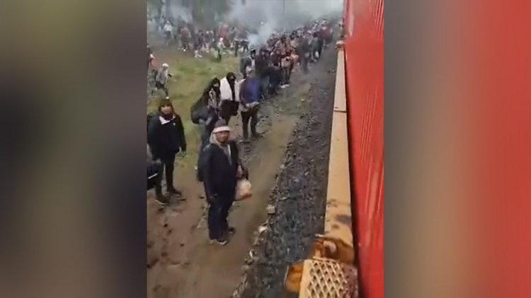 Binlerce göçmen güney sınırına giden trenleri yakalamak için Eagle Pass, Texas'tan birkaç saat bekliyor