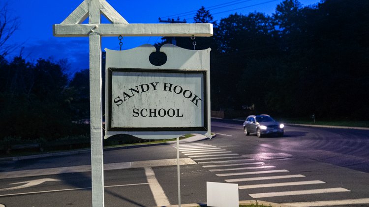14 Aralık 2012'de Sandy Hook İlköğretim Okulu'nda ne oldu?