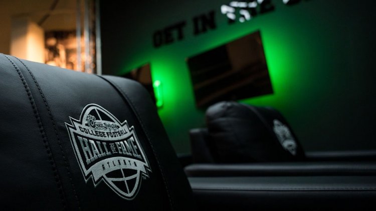 College Football Hall of Fame'in CEO'su, video oyununun piyasaya sürülmesinden önce kimi gizleyeceği oyun salonundan bahsediyor