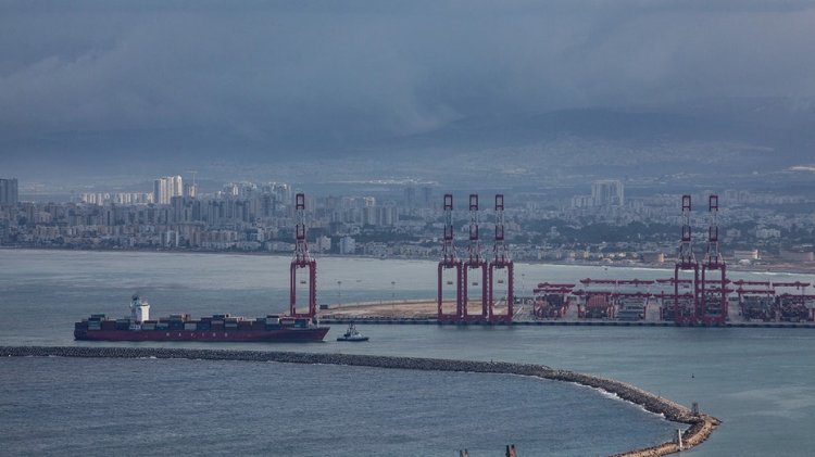 Yemen'den atılan balistik füze Kızıldeniz'deki kargo gemisini vurarak ateşe verdi