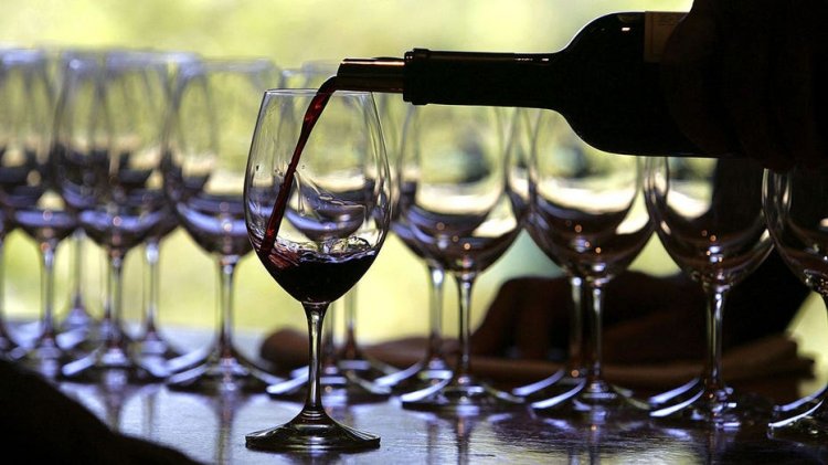 İngiliz adam New York'taki 99 milyon dolarlık şarap dolandırıcılığı davasında suçsuz olduğunu iddia etti
