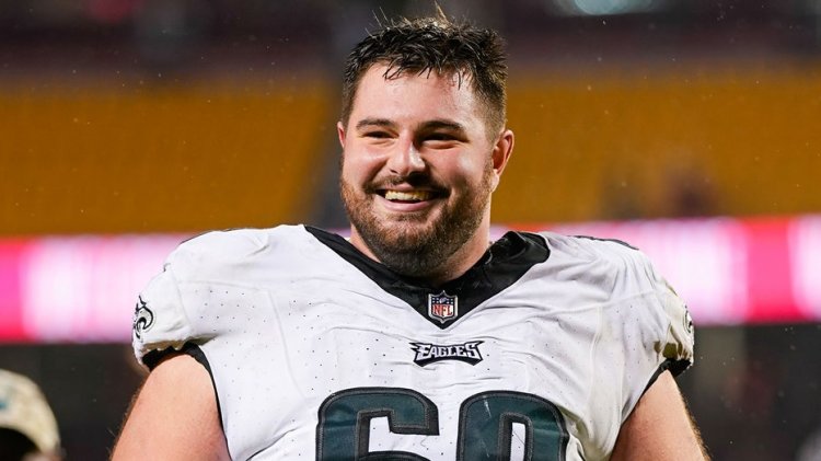 Eagles'tan Landon Dickerson, Seahawks'a karşı ilk sürüşünde yüz maskesinin kaskından düştüğünü gördü