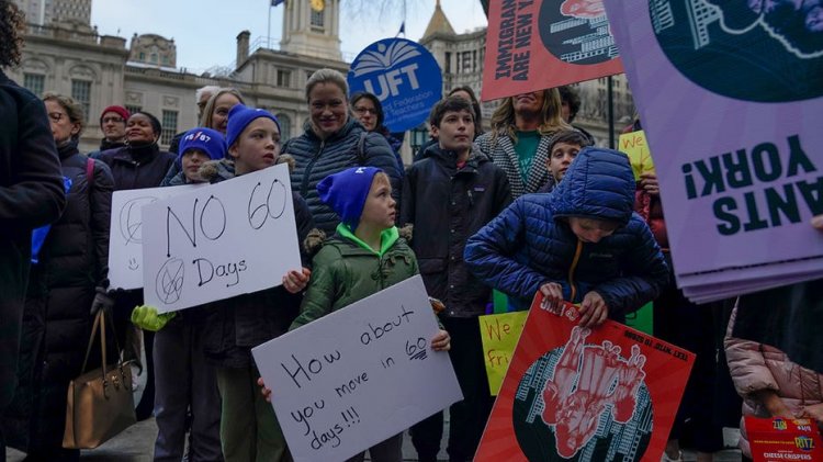 New York Şehri göçmen aileleri belediye başkanını 60 günlük barınma sınırını kaldırmaya çağırıyor