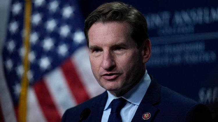 Biden'ın Temsilciler Meclisi Demokrat rakibi, ilericilerin Herkes İçin Sağlık Hizmeti tasarısını benimsiyor