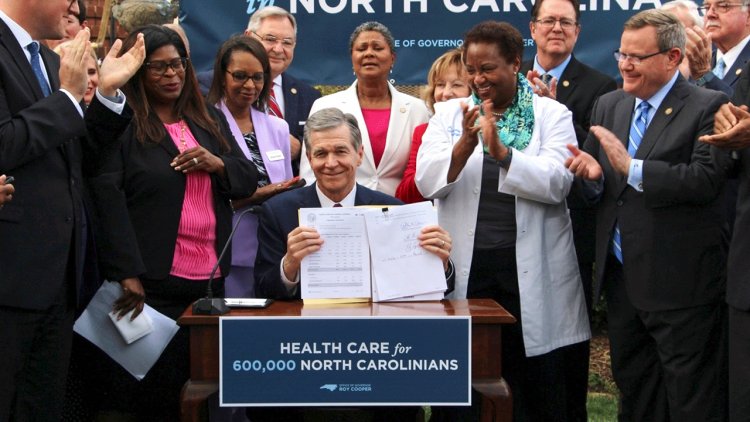 Kuzey Carolina, genişlemeden sonraki haftalarda yaklaşık 300.000 Medicaid kaydı bildirdi