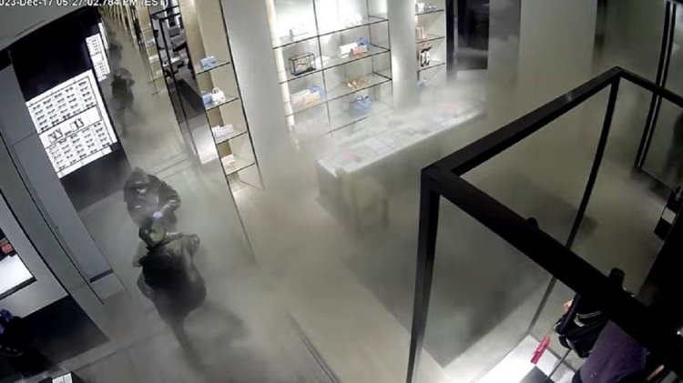 Polis, DC'nin parçala-yakala ekibinin Chanel mağazasından 250 bin dolar değerinde eşya çaldığını ve yangın söndürücüyü boşalttığını söyledi