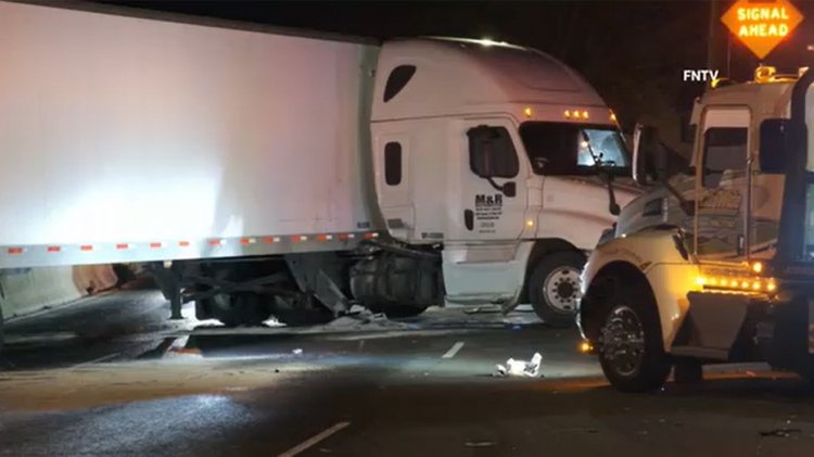 New Jersey'de 13 arabanın karıştığı kaza yaralanmalara neden oldu, tır römorku yakıt sızdırdı