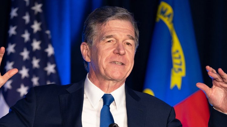 Kuzey Carolina Valisi Roy Cooper, hüküm giymiş katilin cezasını düşürdü, 4 eski suçluyu affetti