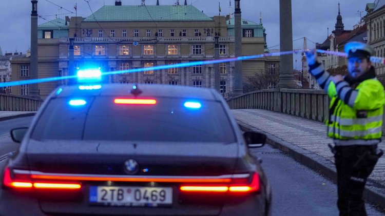 Yetkililer, Prag'daki silahlı saldırıda en az 10 kişinin öldüğünü, yaklaşık 2 düzine kişinin de yaralandığını söylüyor