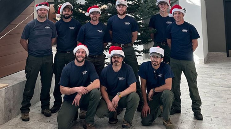 Colorado milletvekilleri dev ağacı departman lobisine sıkıştırarak Noel neşesini yaydı