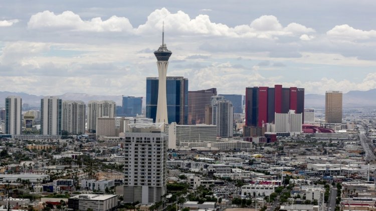 Nevada'nın en büyük okul bölgesi ve öğretmenler sendikası maaş artışı konusunda anlaşmaya vardı