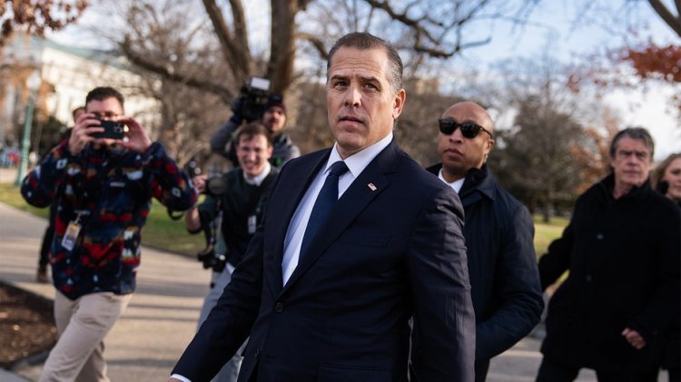Trump'ın eski yardımcısı hakimden Hunter Biden'ın dizüstü bilgisayarıyla ilgili 'yarı pişmiş' hukuk davasını reddetmesini istedi
