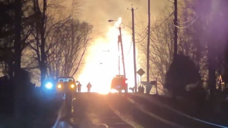 Traktör römorkunun New York köprüsüne çarpması, trenin zarar görmeden üzerinden geçmesi sırasında büyük yangına yol açtı