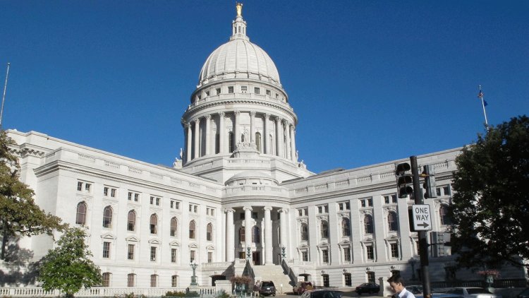 Wisconsin Yüksek Mahkemesi GOP tarafından çizilmiş yasama haritalarını attı, yeni oylama sınırları emretti