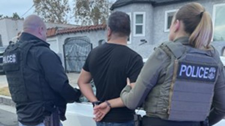 ICE Los Angeles'ta bazıları çocuklara yönelik cinsel suçlar işleyen iki düzineden fazla yasa dışı göçmen seks avcısını yakaladı