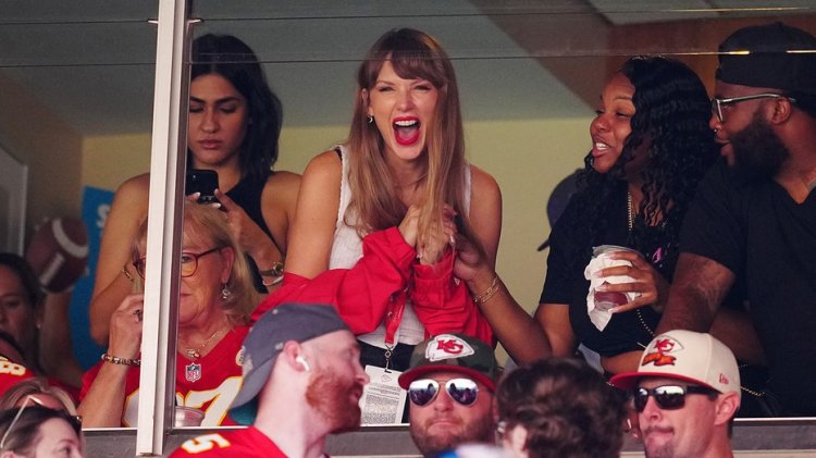 Travis Kelce'nin Chiefs takım arkadaşı, Taylor Swift ile tanıştıklarında neden fotoğraf istemediklerini açıklıyor