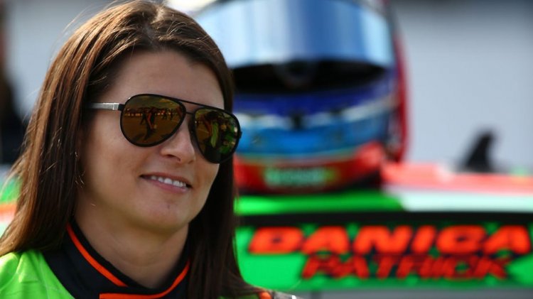 Eski NASCAR yıldızı Danica Patrick, muhafazakar etkinliğe katıldığı için eleştirilerle karşı karşıya