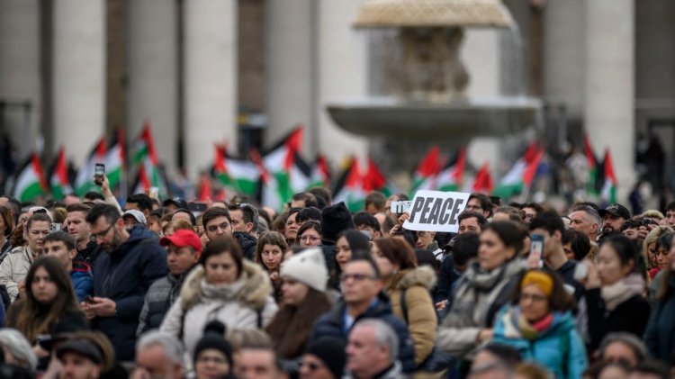 Papa Francis yıllık Noel konuşmasında Ukrayna'nın Gazze kentindeki şiddetten yakınıyor ve barış çağrısı yapıyor