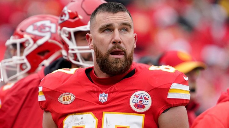 Travis Kelce hayal kırıklığı içinde kaskını fırlattı, Raiders'a yenildiği sırada Andy Reid ile tartıştı