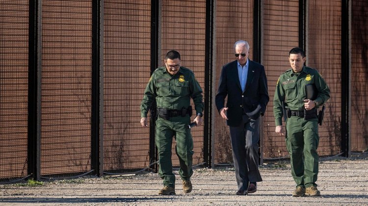 Biden'ın 2023'te güney sınırında rekorlar kırılırken bir felaket yılı daha var