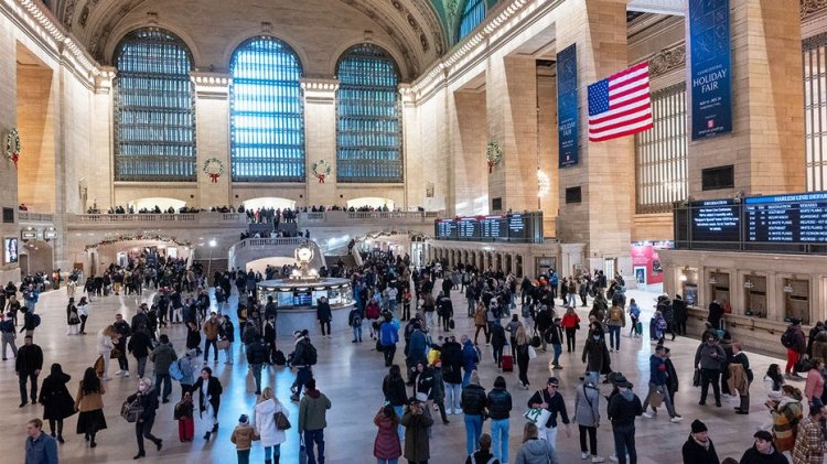 Noel'de iki genç kız, 'Beyazların ölmesini' istediği iddia edilen bir adam tarafından Grand Central'da bıçaklandı.