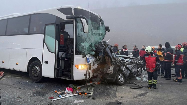 Türkiye'de sisli otoyolda meydana gelen zincirleme kazada 10 kişi öldü, 57 kişi yaralandı