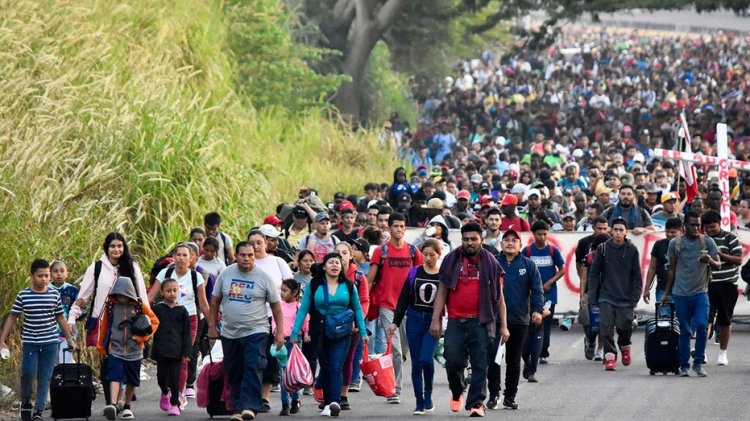 Yaklaşık 8.000 kişilik göçmen kafilesi ABD'ye doğru ilerliyor, Blinken Meksika'yı 'düzensiz göçü' sona erdirmeye yardım etmeye çağırıyor