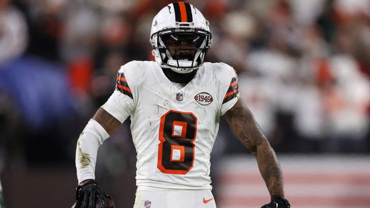 Browns'tan Elijah Moore, mücadele sırasında kafa üstü yere düştükten sonra sarsılıyor gibi görünüyor