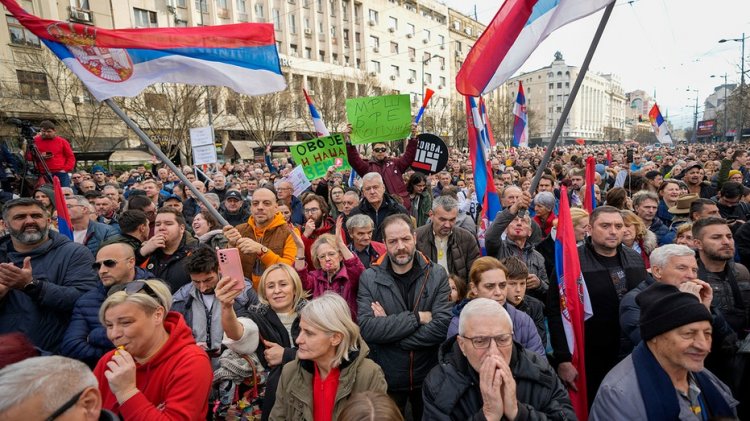 Binlerce kişi Sırbistan'ın iktidardaki popülistlerini Belgrad mitinginde seçim sahtekarlığı yapmakla suçluyor