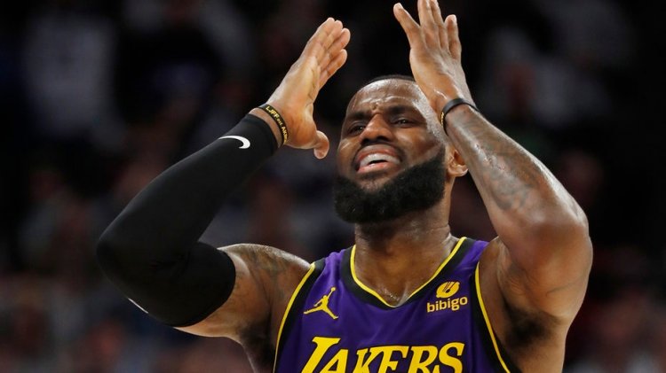 LeBron James, kritik anda atılan şutun 2 sayılık sayıya hükmetmesi karşısında öfkeden kudurdu: 'Süper sinir bozucu'