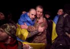 Rusya ve Ukrayna yüzlerce mahkumu değiştirirken gözyaşı dolu buluşmalar